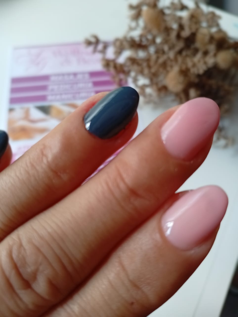 Diseño de uñas combinadas azul y rosa en San Isidro