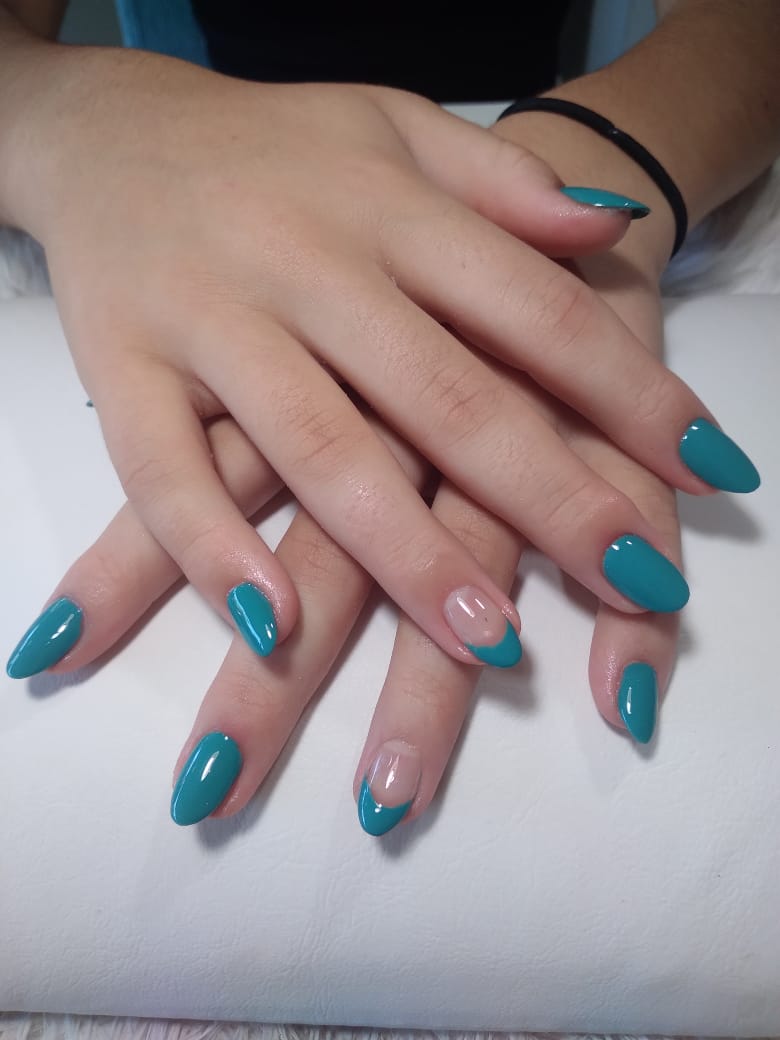 Uñas esmaltadas color esmeralda en Wellness & Beauty San Isidro